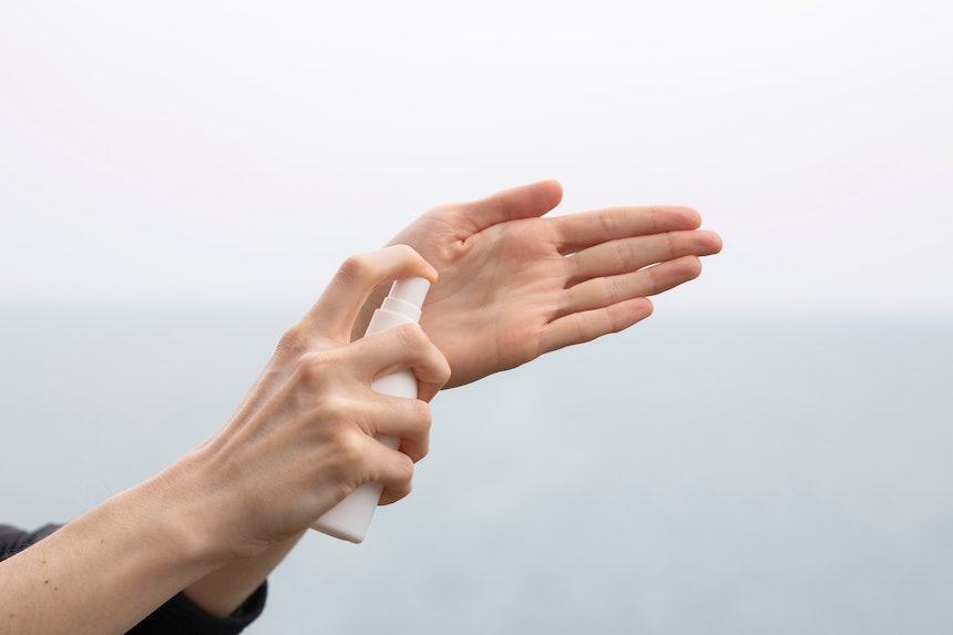 come disinfettarsi le mani con un disinfettante