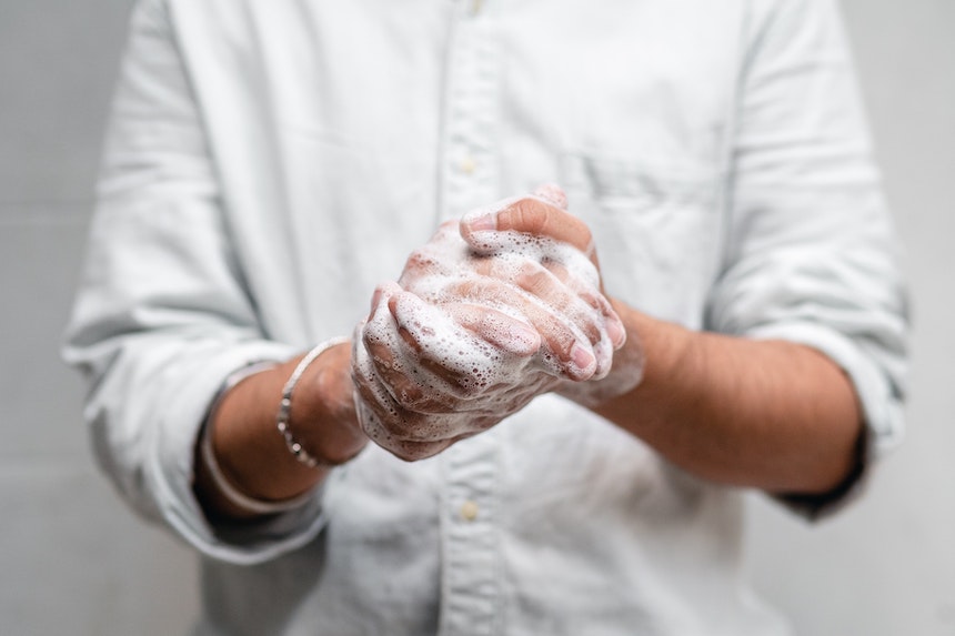 lavare le mani con acqua e sapone