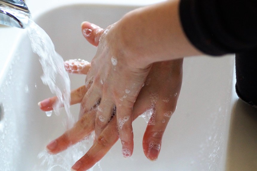 disinfettante per le mani a base alcool e irritazioni cutanee