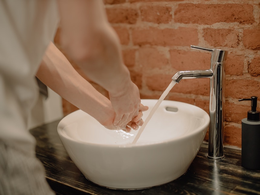 lavarsi con acqua e sapone o disinfettante mani