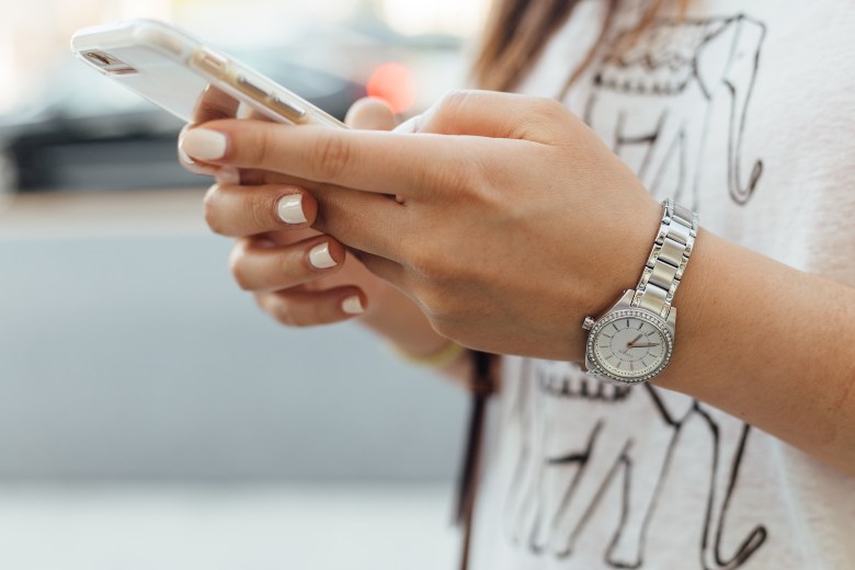 disinfettare lo smartphone con gel mani