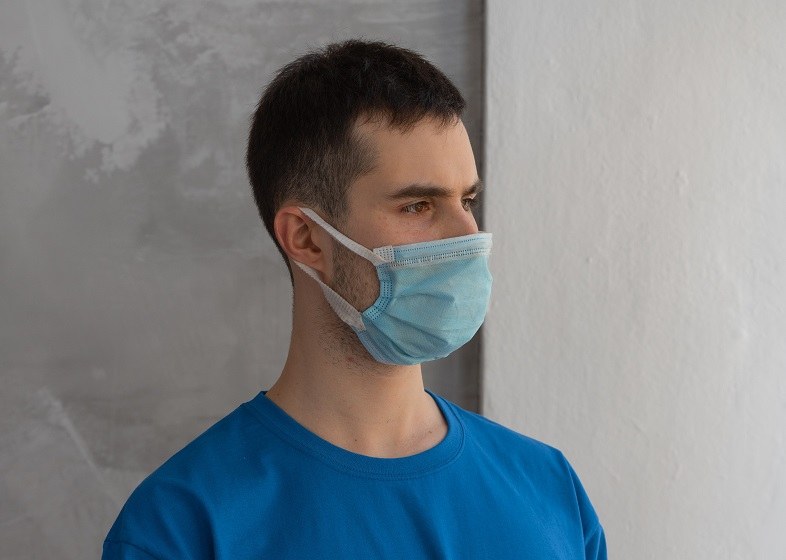La mascherina protegge da virus, batteri e inquinamento.