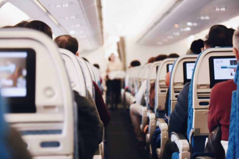 Ora è possibile viaggiare senza mascherina in aereo